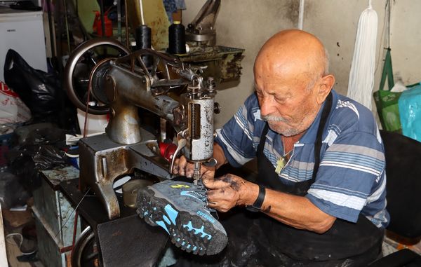 Selim Usta 61 Yıldır Ayakkabı Tamiri Yapıyor