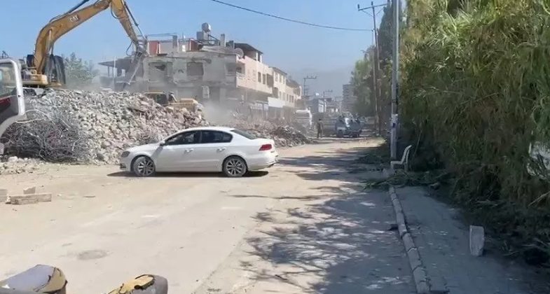 İSKENDERUN KARAAĞAÇ YOLU KAPALI, VATANDAŞLAR MAĞDUR..