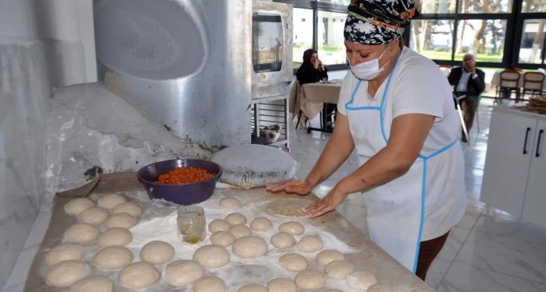 Kumlu’da Kadın Girişimciler, Tandırda Ekmek Üretiyor