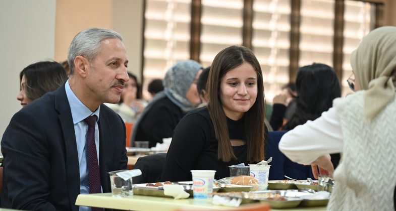 Rektör Prof. Dr. Veysel Eren, Öğrencilerle Öğle Yemeğinde Buluştu