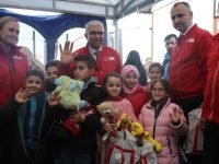 Kızılay ülkelerine dönen Suriyeli çocuklara hediye paketi dağıttı