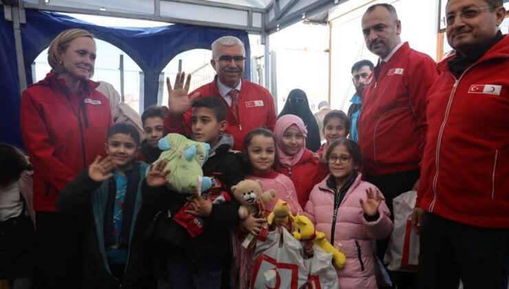 Kızılay ülkelerine dönen Suriyeli çocuklara hediye paketi dağıttı