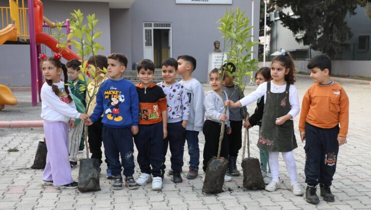 Çocuklar Fidanları Toprakla Buluşturdu